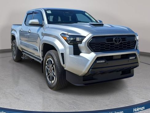 Used 2025 Toyota Tacoma TRD Sport w/ TRD Sport Upgrade Package AWD/4WD image 4