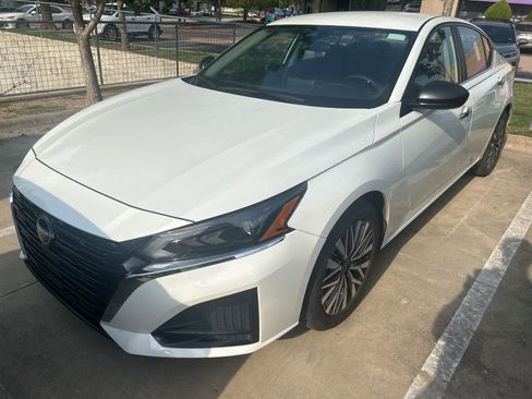 Used 2025 Nissan Altima 2.5 SV image 1