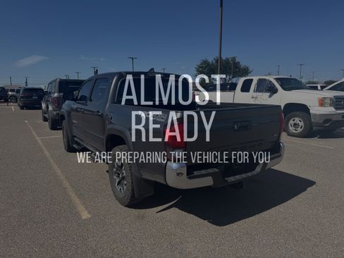 Used 2018 Toyota Tacoma TRD Off-Road AWD/4WD image 3