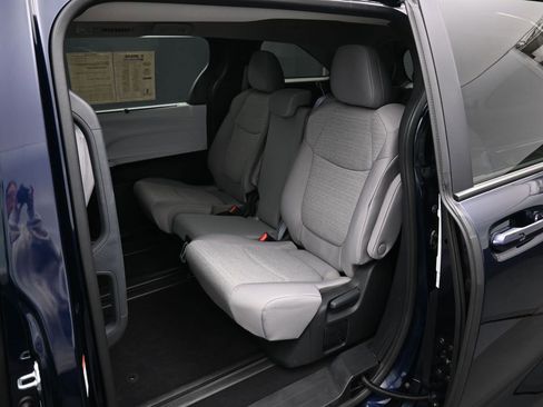 Used 2025 Toyota Sienna LE image 28