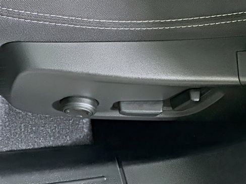 Used 2025 Volvo XC40 B5 Core image 13