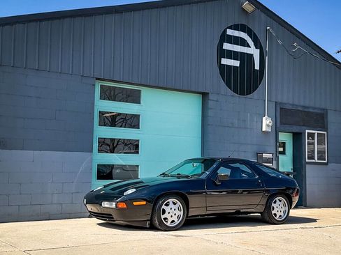 Used 1990 Porsche 928 image 2