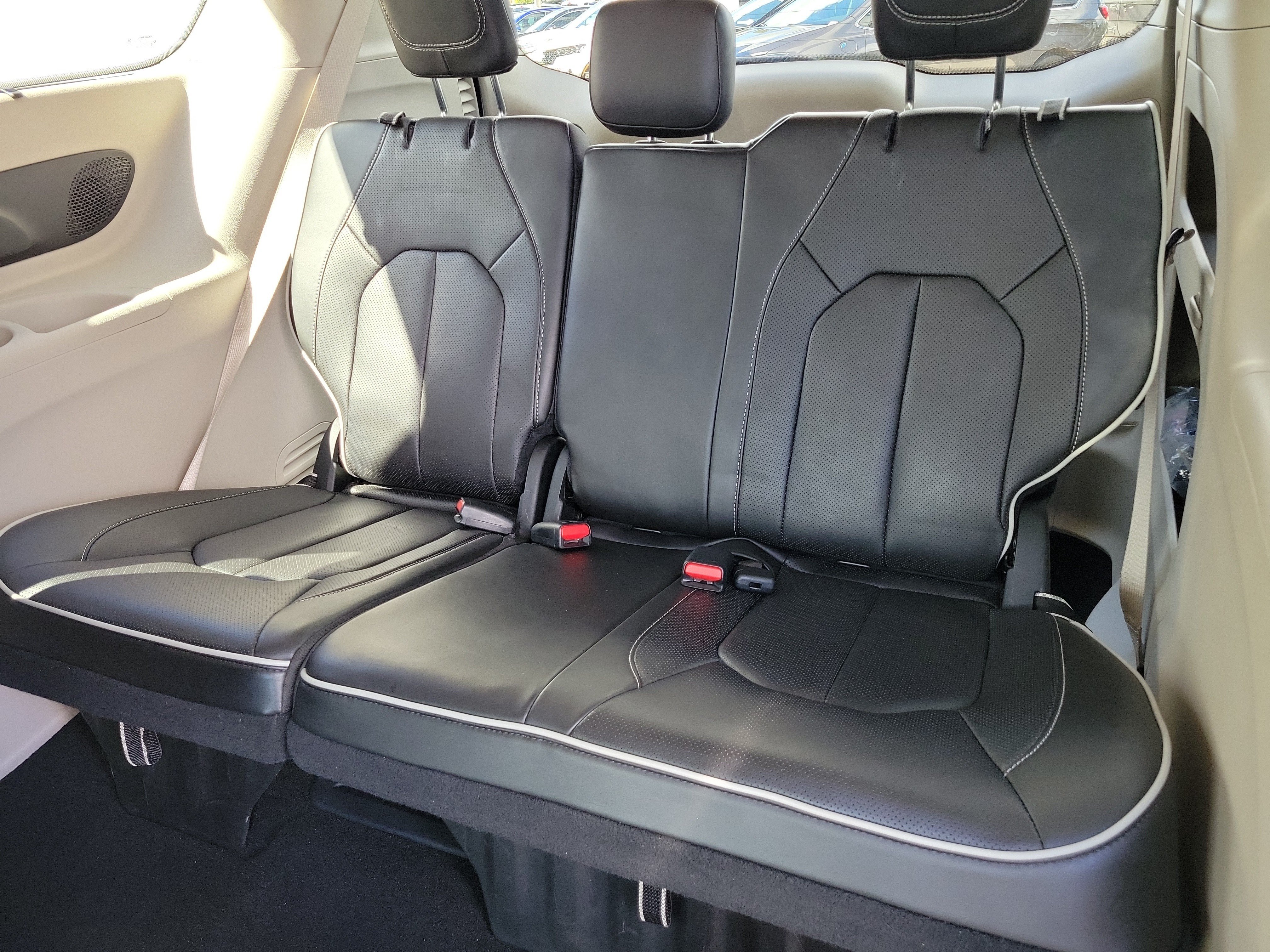 Used 2023 Chrysler Pacifica Limited FWD image 11