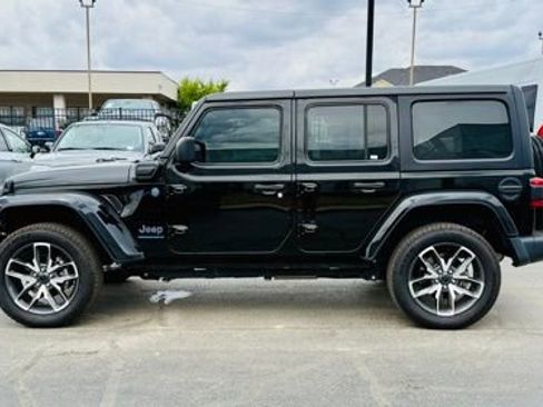 Used 2024 Jeep Wrangler Unlimited w/ Convenience Group image 4