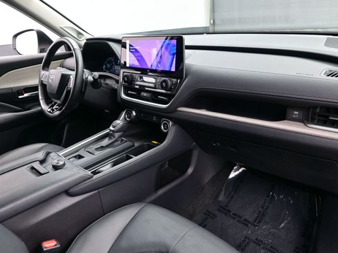 Used 2025 Toyota Grand Highlander Platinum image 15
