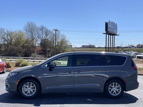Used 2025 Chrysler Pacifica Select FWD image 4