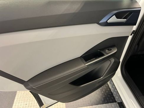 Certified 2024 Volkswagen Taos SE FWD image 17