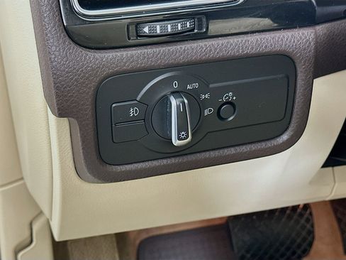 Used 2016 Volkswagen Touareg Sport image 16