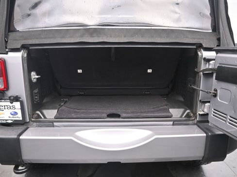 Used 2018 Jeep Wrangler Sahara w/ Connectivity Group image 12