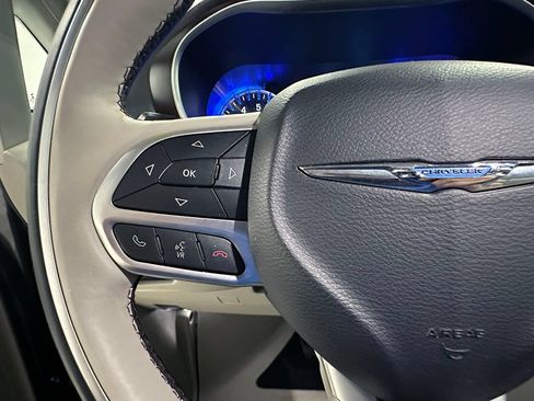 Used 2017 Chrysler Pacifica Limited FWD image 39