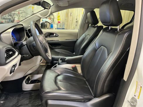 Used 2023 Chrysler Pacifica Touring-L FWD image 16