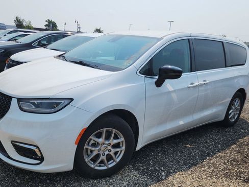 Used 2024 Chrysler Pacifica Touring-L FWD image 8
