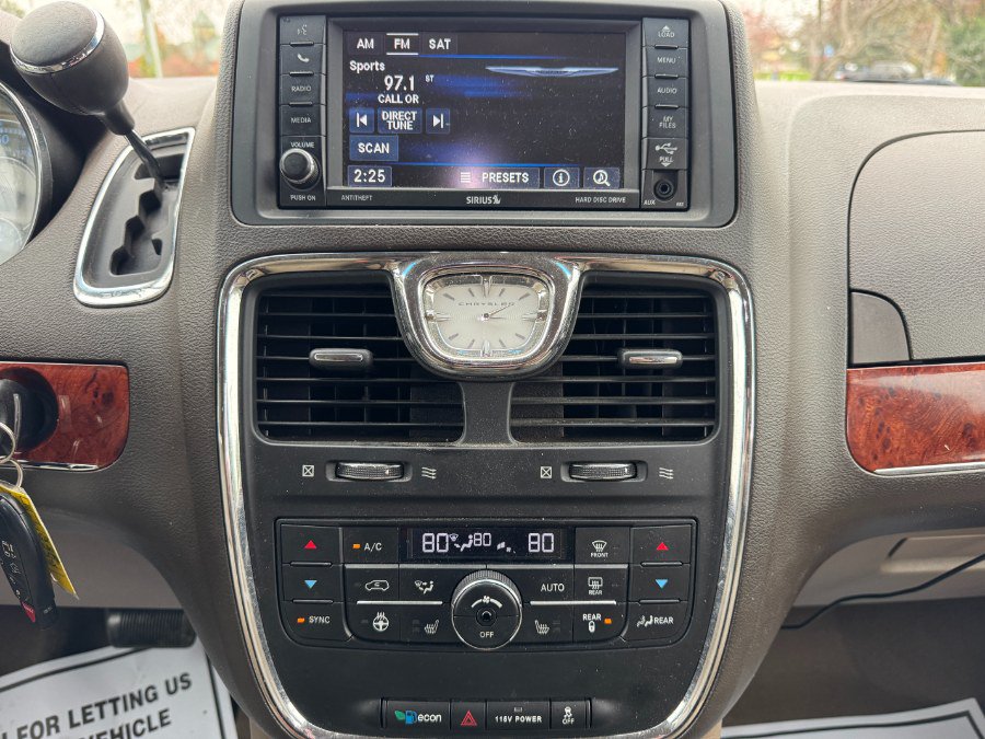 Used 2015 Chrysler Town & Country Touring w/ Driver Convenience Group FWD image 23