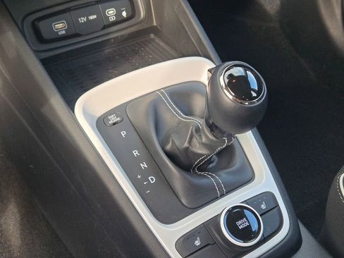 Used 2024 Hyundai Venue Limited image 35