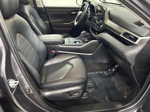 Used 2023 Toyota Highlander XLE AWD/4WD image 13