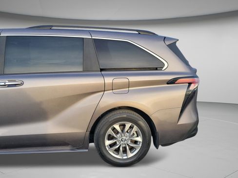 Used 2024 Toyota Sienna XLE image 24