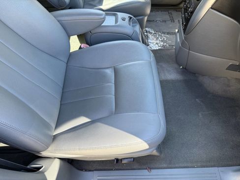 Used 2006 Chrysler Town & Country Touring image 90