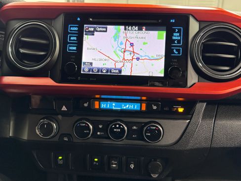 Used 2017 Toyota Tacoma TRD Off-Road w/ Premium & Technology Package AWD/4WD image 10