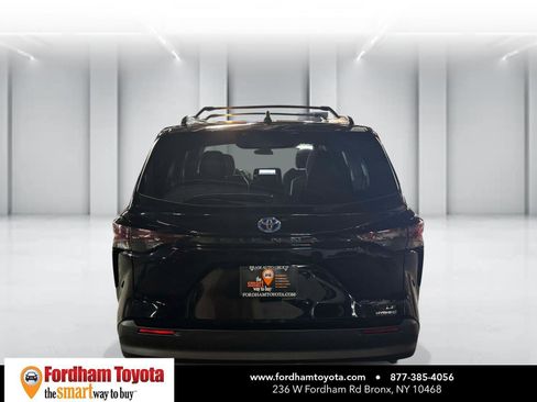 Used 2024 Toyota Sienna LE FWD image 6