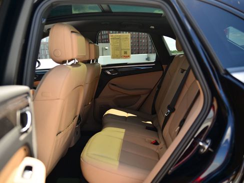 Certified 2025 Porsche Macan image 15