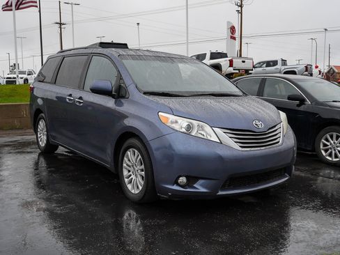 Used 2016 Toyota Sienna XLE FWD image 2