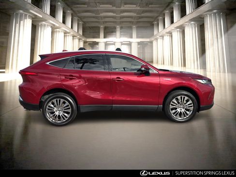 Used 2021 Toyota Venza XLE image 3