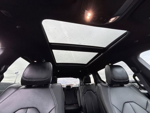 Used 2025 Chrysler Pacifica Select image 28