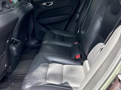 Used 2023 Volvo XC60 B5 Ultimate w/ Climate Package FWD image 4