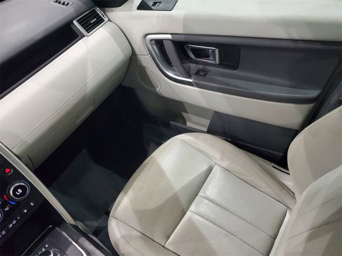Used 2018 Land Rover Discovery Sport SE image 11