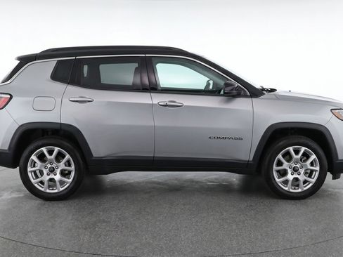 Used 2025 Jeep Compass Limited AWD/4WD image 11
