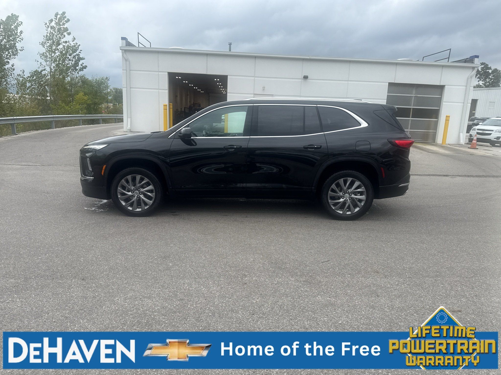 Used 2025 Buick Enclave Preferred AWD/4WD image 3