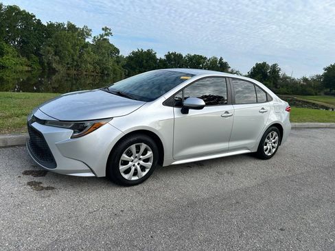 Used 2021 Toyota Corolla LE FWD image 2