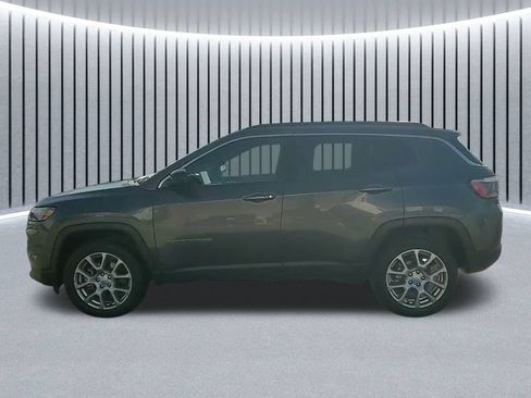 Used 2023 Jeep Compass Latitude AWD/4WD image 17