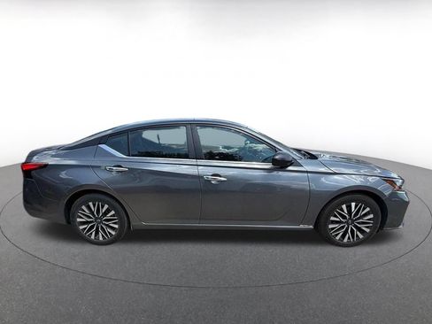 Used 2025 Nissan Altima 2.5 SV FWD image 11