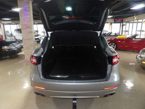 Used 2018 Maserati Levante GranLusso AWD/4WD image 12