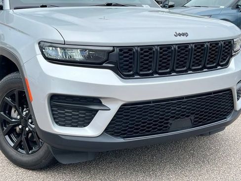 Used 2024 Jeep Grand Cherokee Altitude AWD/4WD image 36