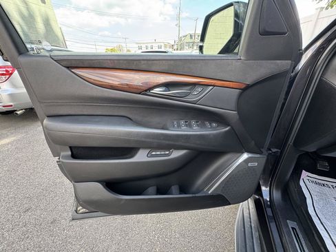 Used 2015 Cadillac Escalade Luxury AWD/4WD image 18