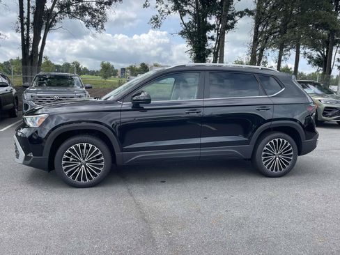 New 2026 Volkswagen Taos SE FWD image 4