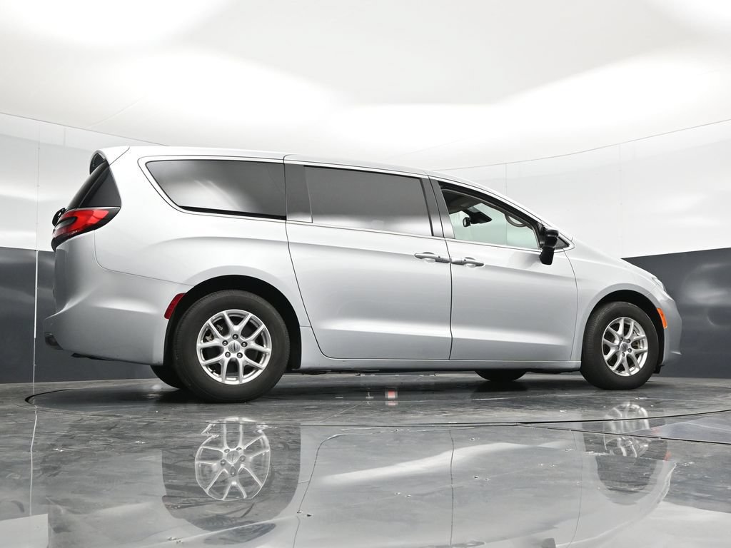 Used 2024 Chrysler Pacifica Touring-L FWD image 52