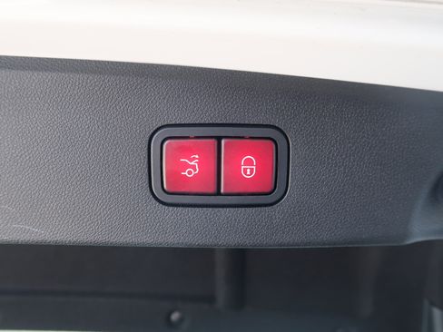 Used 2014 Mercedes-Benz E 550 4MATIC Sedan image 45