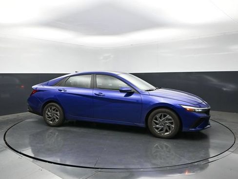 Used 2024 Hyundai Elantra SEL FWD image 6