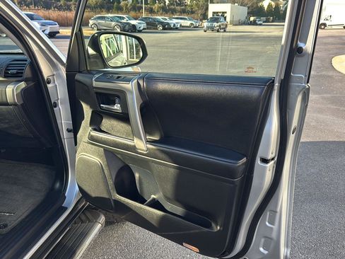 Used 2016 Toyota 4Runner SR5 Premium image 12