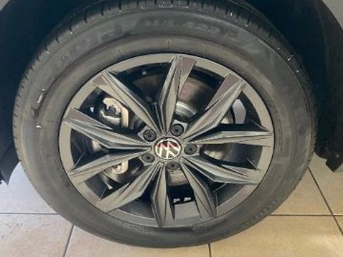Used 2024 Volkswagen Tiguan SE image 33