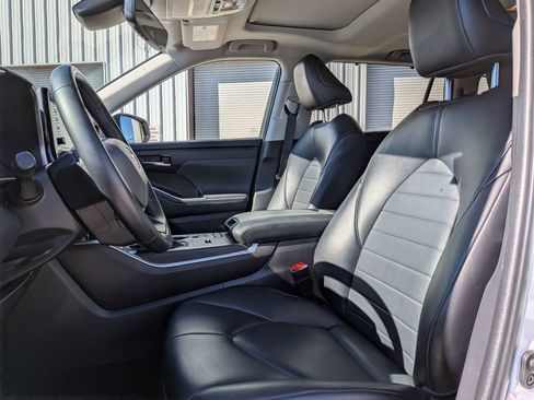 Used 2022 Toyota Highlander XLE image 14