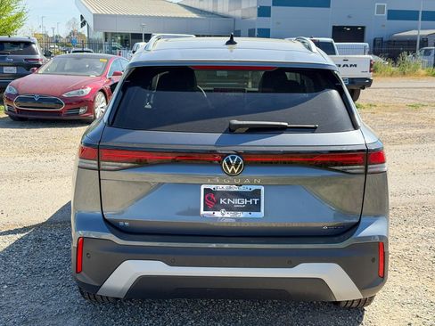 New 2026 Volkswagen Tiguan SE image 8