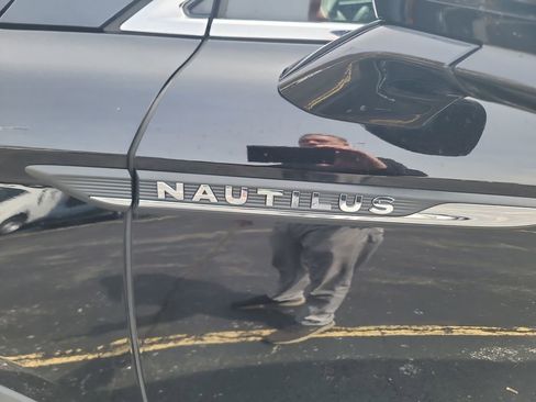 Used 2023 Lincoln Nautilus FWD w/ Premium Package image 8