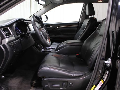 Used 2015 Toyota Highlander Limited image 3