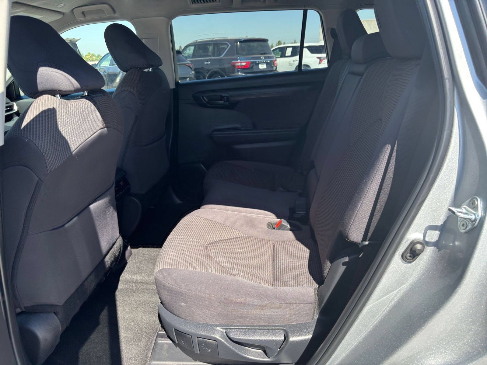 Used 2025 Toyota Highlander LE FWD image 26