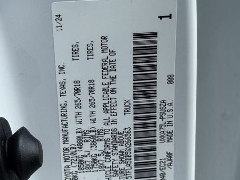 Used 2025 Toyota Tundra SR5 w/ SR5 Premium Package AWD/4WD image 31