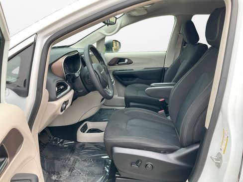 Used 2024 Chrysler Voyager LX FWD image 9